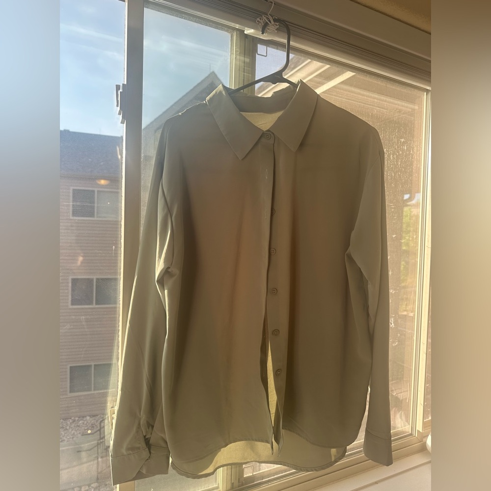 Green button up shirt with collar 💚